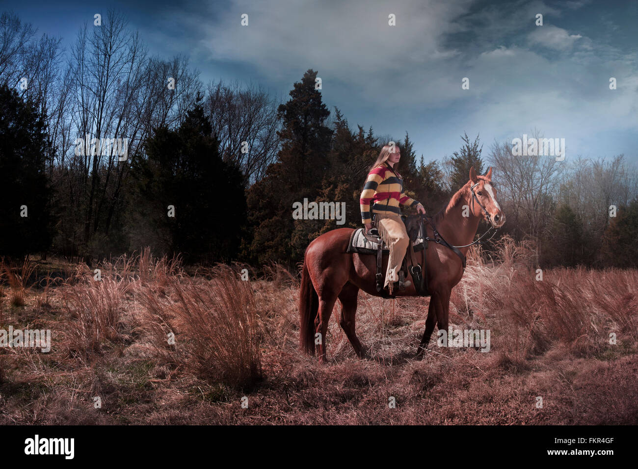 Kaukasische Frau Reitpferd im ländlichen Bereich Stockfoto