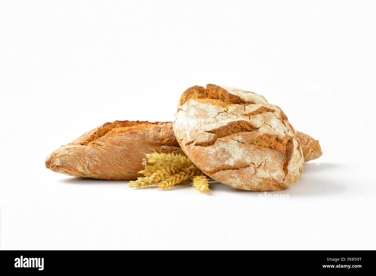 frisch gebackenes Brot und Baguette auf weißem Hintergrund Stockfoto