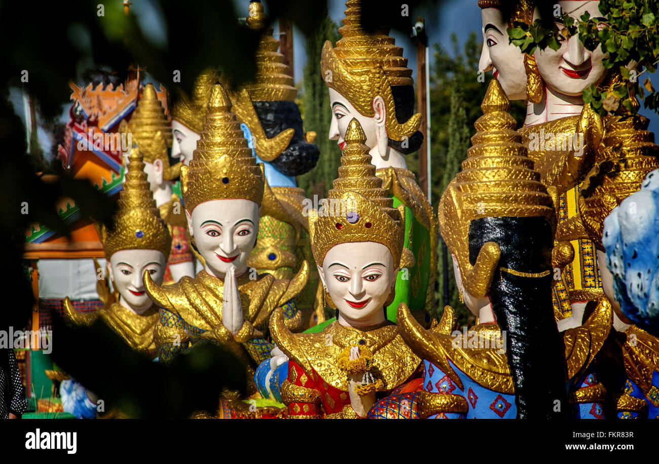 Brea, Kalifornien, USA. 10. März 2016. Die kambodschanischen buddhistischer Tempel (Wat Dharmararam) in Stockton, Kalifornien, ist eine aktive buddhistischer Tempel, dass Funktionen über 100 bunte und überlebensgroß Juwel verkrustete Statuen, die das Leben und die Geschichte des kambodschanischen Buddha zu feiern. Der Tempel verfügt über eine 50 Fuß lange liegende Buddha. Auch die Heimat von der Jahresfeier der kambodschanischen Neujahr jedes Jahr im April. © Bruce Chambers/ZUMA Draht/Alamy Live-Nachrichten Stockfoto