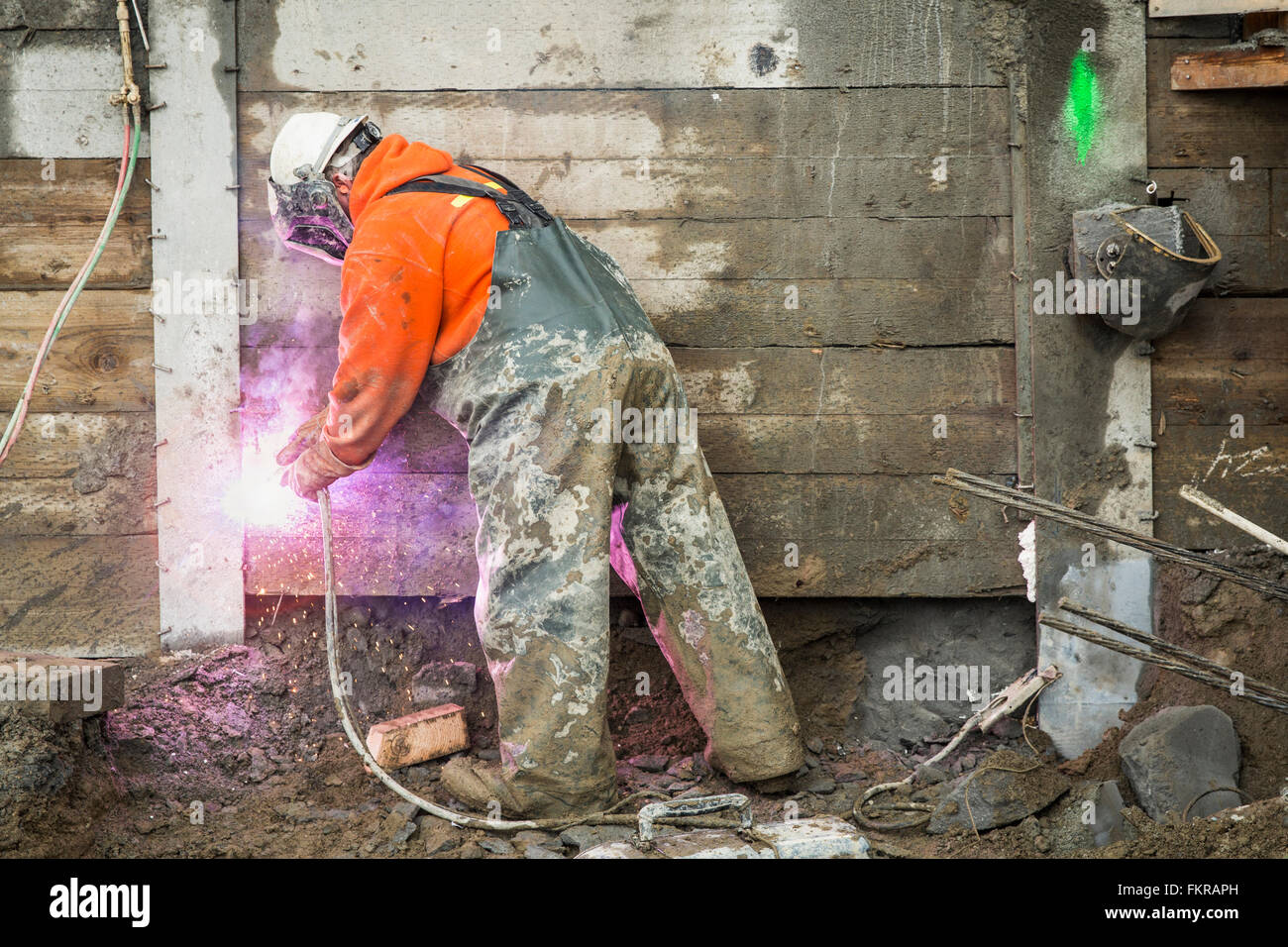 Kaukasische Arbeiter Schweißen auf der Baustelle Stockfoto