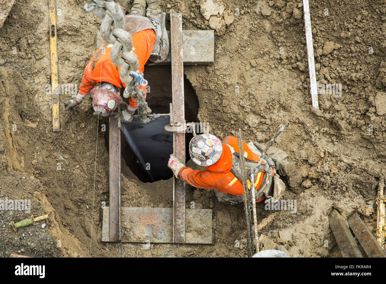 Kaukasische Arbeiter bauen auf Baustelle Stockfoto
