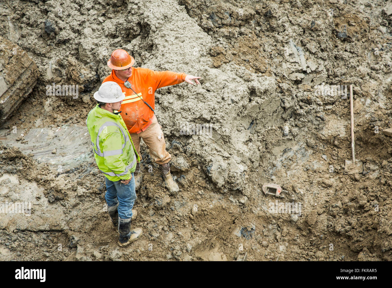 Kaukasische Arbeitnehmer sprechen auf Baustelle Stockfoto