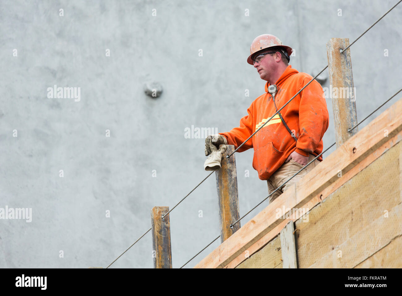 Kaukasische Arbeiter stehend auf Baustelle Stockfoto