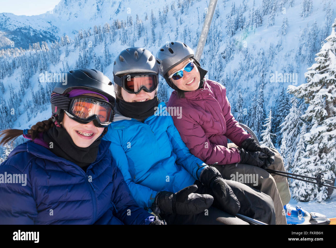 Mutter und Töchter Reiten Skilift Stockfoto