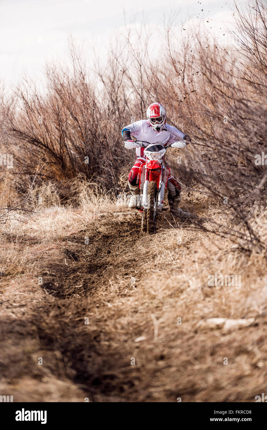 Motorradfahrer mit Schmutz-Fahrrad auf ländlichen Weg Stockfoto