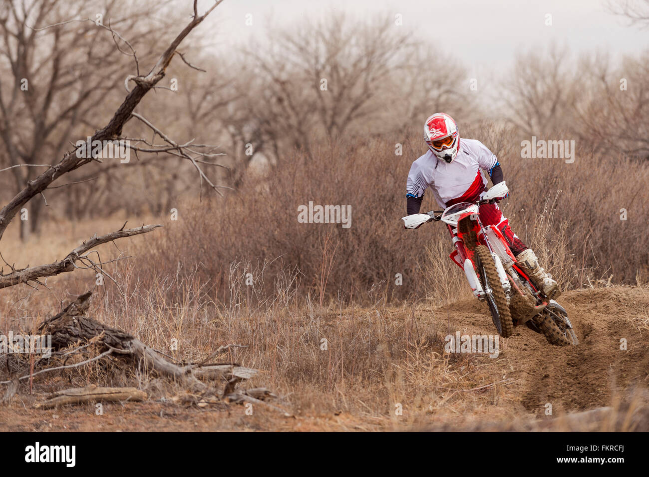Motorradfahrer mit Schmutz-Fahrrad auf ländlichen Weg Stockfoto