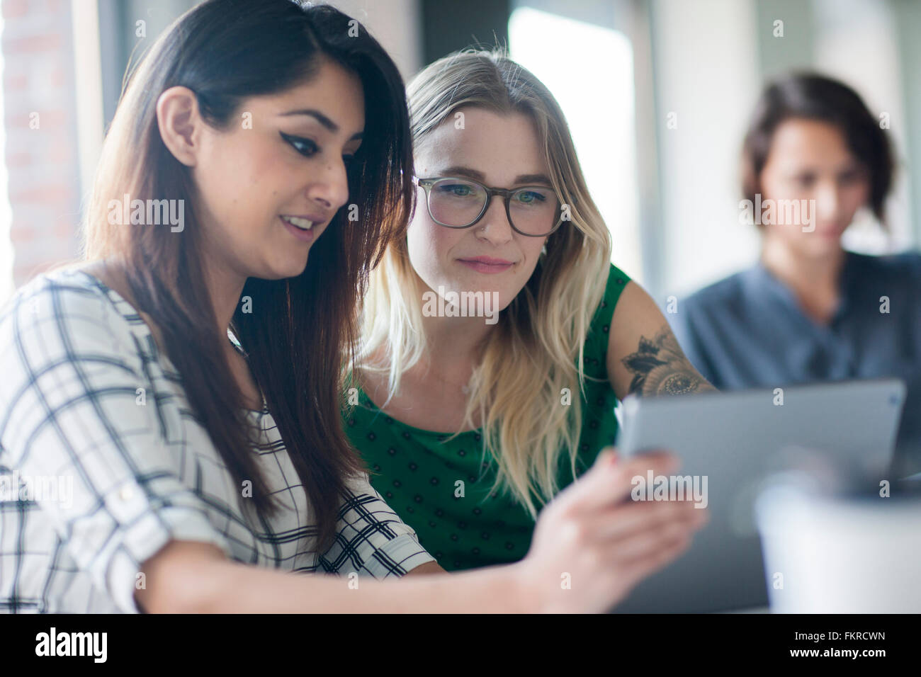 Unternehmerinnen mit digital-Tablette in office Stockfoto
