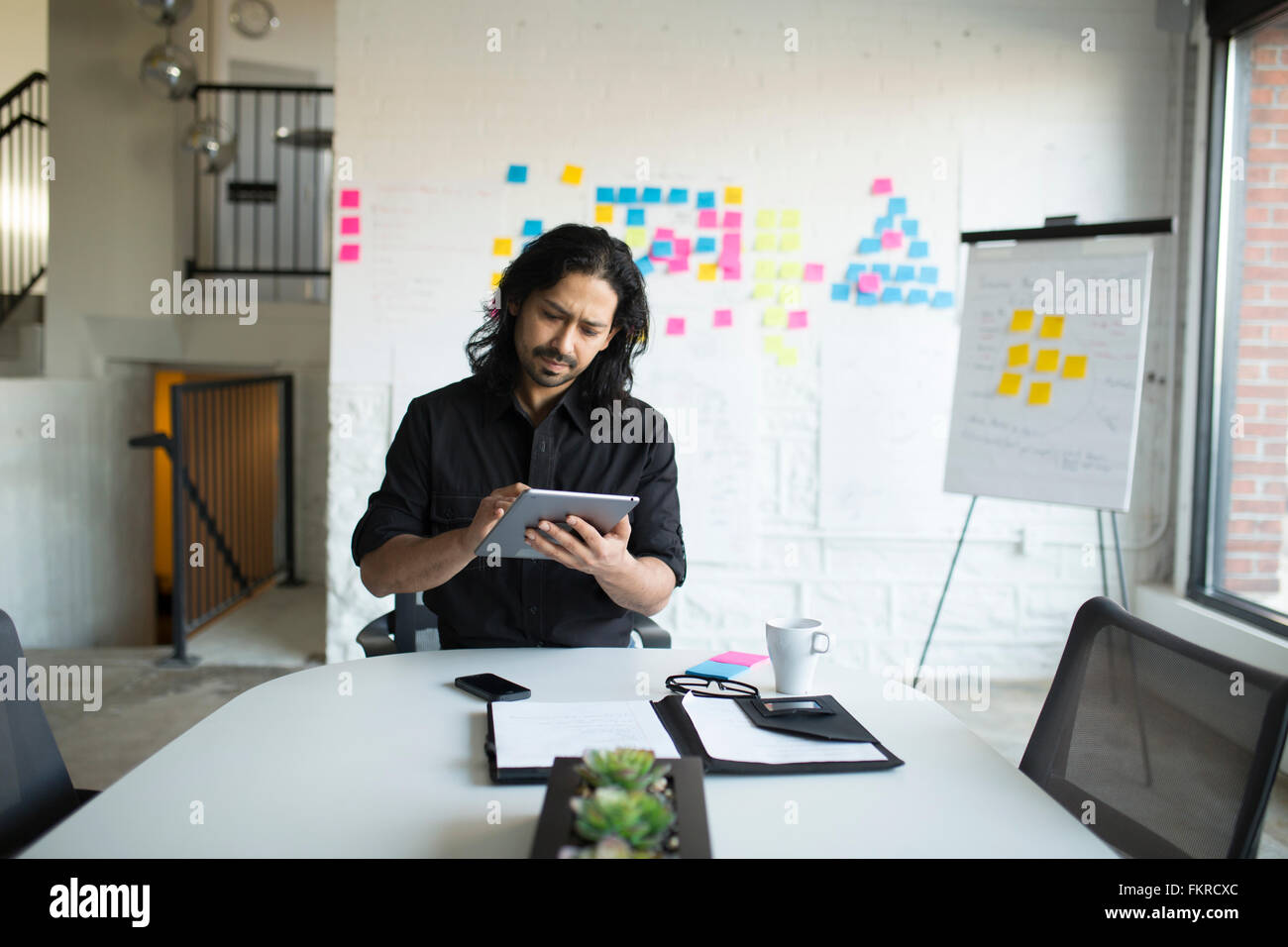 Gemischte Rassen Geschäftsmann mit digital-Tablette in office Stockfoto