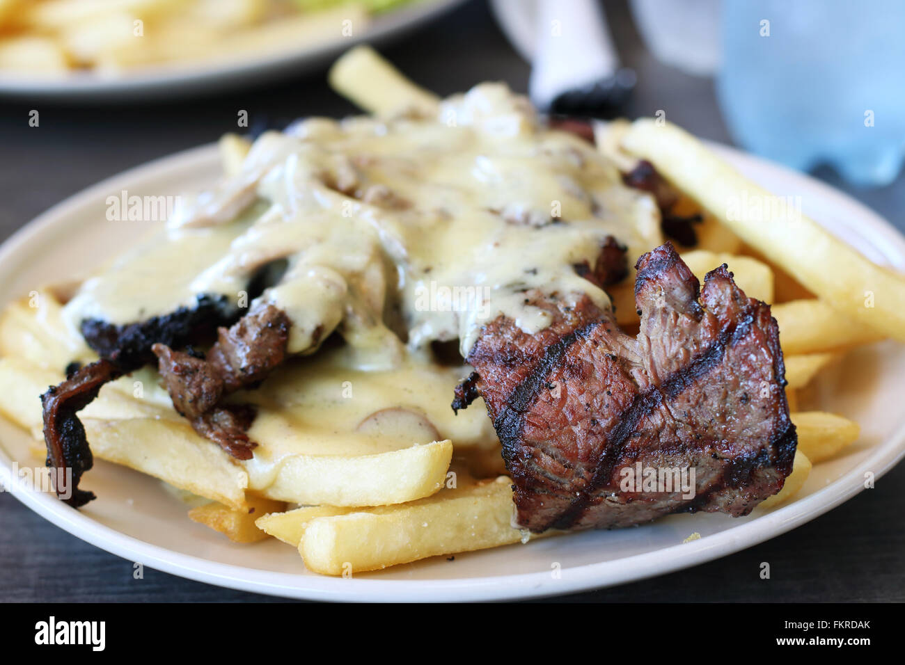 Steak und Chips mit cremiger Pilzsauce Stockfoto