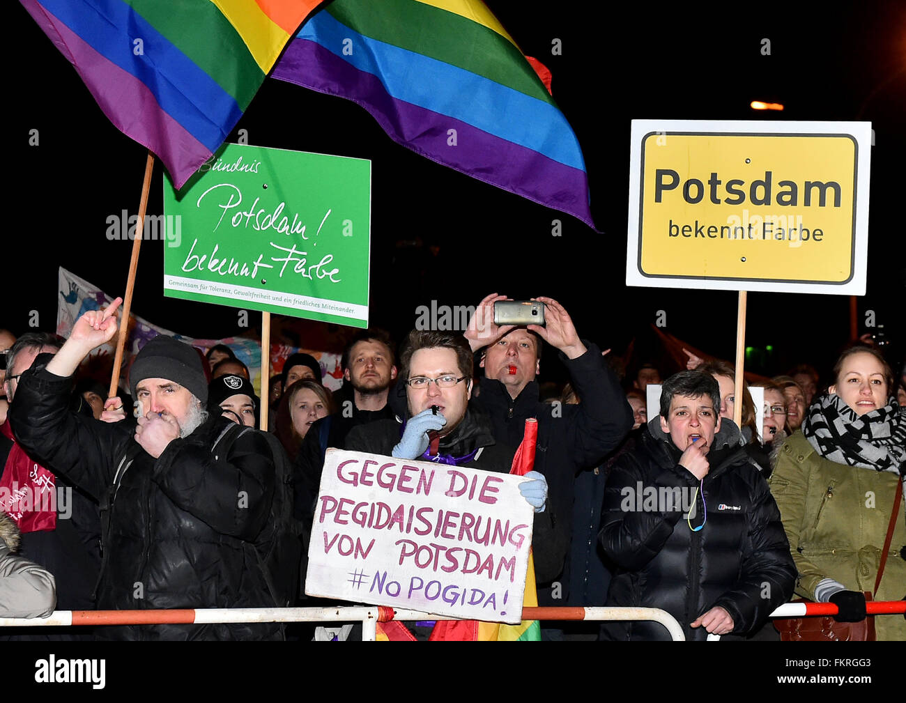 Potsdam, Deutschland. 9. März 2016. Demonstranten und Anwohner protestieren gegen eine Kundgebung von Pogida, ein regionaler Ableger der Islamophic und fremdenfeindliche Bewegung Pegida (Patriotischen Europäer gegen die Islamisierung des Westens), in Potsdam, Deutschland, 9. März 2016. Schildern und Bannern der Demonstranten zu lesen "Potsdam zeigt ihr wahres Gesicht" (L und R) und "Gegen ein Peidasation von Potsdam" (C). Foto: Bernd Settnik/Dpa/Alamy Live News Stockfoto