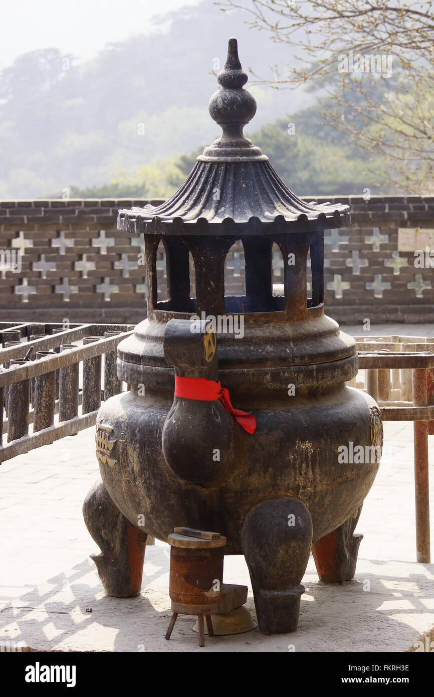 Weihrauch-Brenner in einem chinesischen Tempel. Qianshan Nationalpark, Anshan, Liaoning Provinz, China Stockfoto