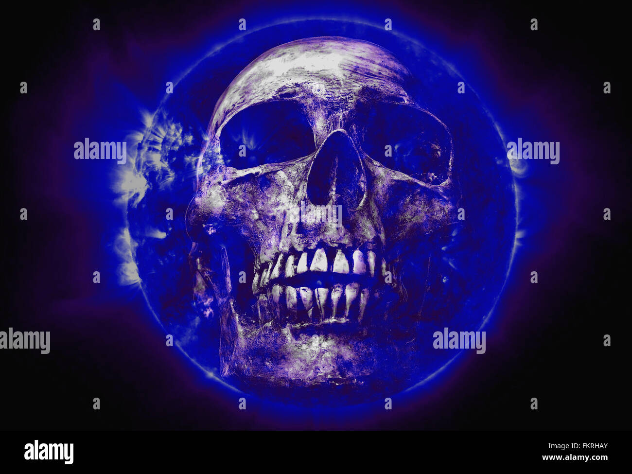 abstrakten Symbol Idee, macht der Glaube 2016, der Schädel auf blaue Sonne schwarzen Hintergrund, Sonne Bild von der NASA. Stockfoto