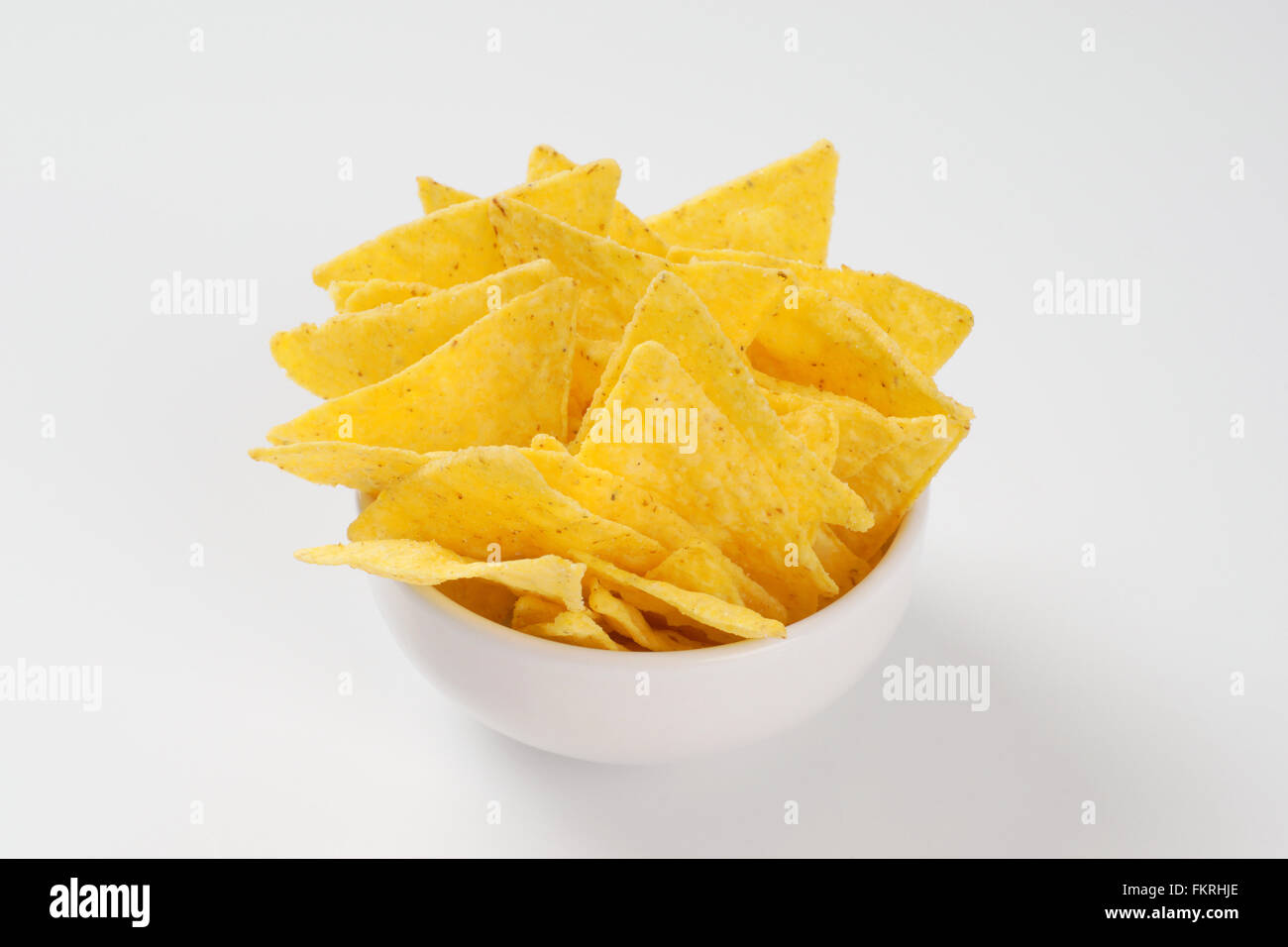 Schüssel mit Tortilla-Chips auf weißem Hintergrund Stockfoto