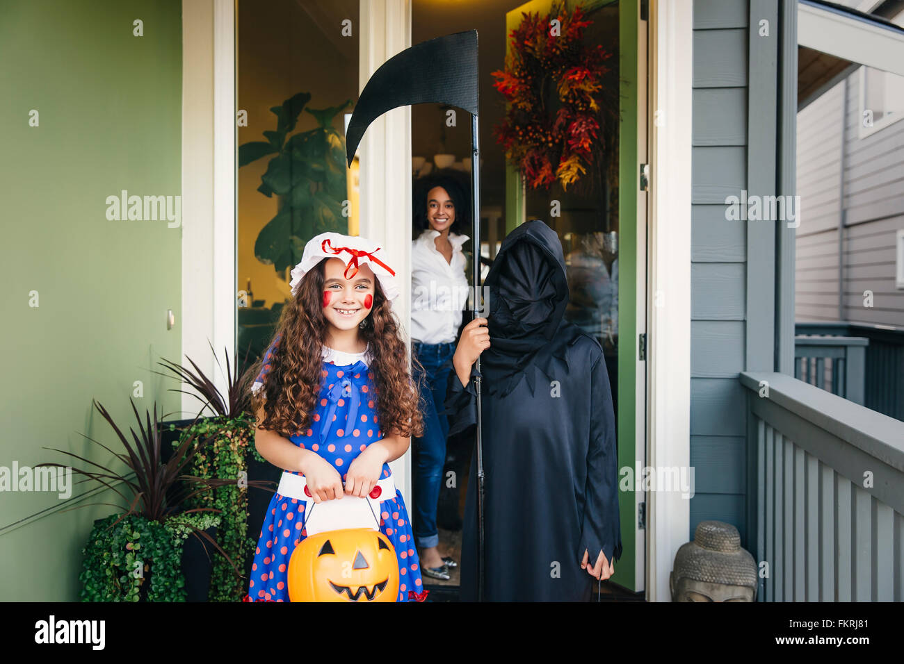 Kinder an Halloween treating Stockfoto