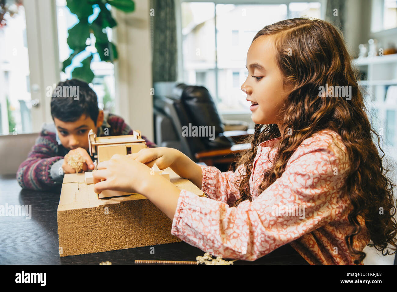 Gemischte Rassen Kinder bauen Musterhaus Stockfoto