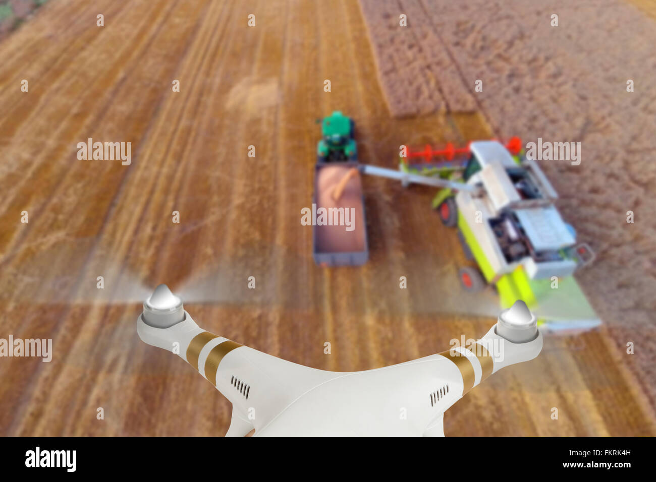 Drohne fliegen über Mähdrescher Stockfoto
