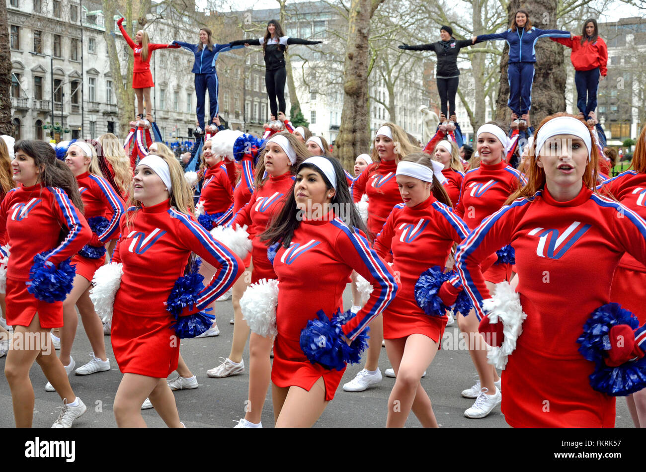London, UK. New Year es Day Parade Jan1 2016. Amerikanische Cheerleader nur vor der parade Stockfoto