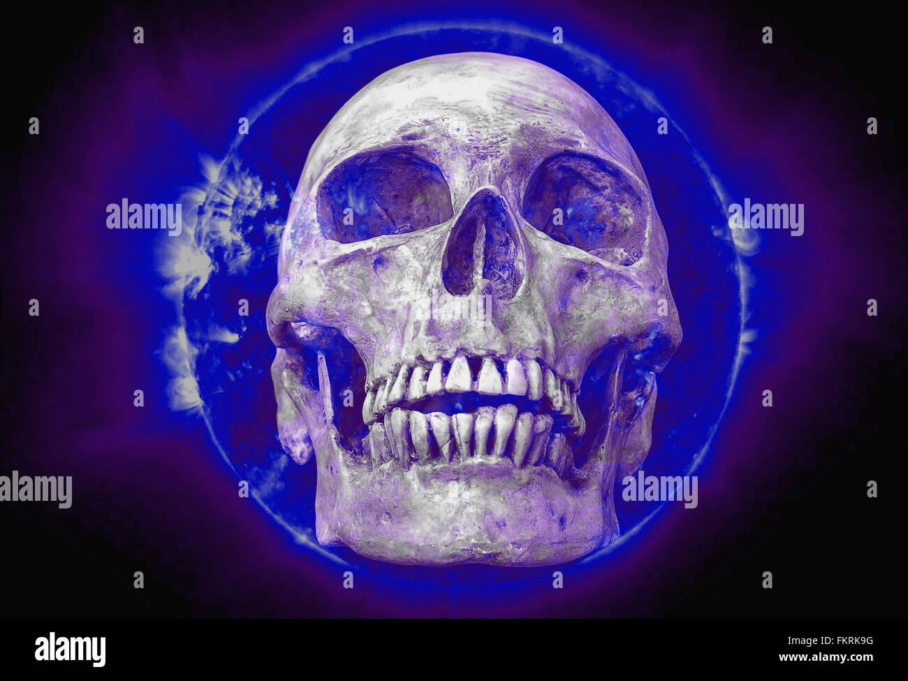 abstrakten Symbol Idee, macht der Glaube 2016, der Schädel auf blaue Sonne schwarzen Hintergrund, Sonne Bild von der NASA. Stockfoto
