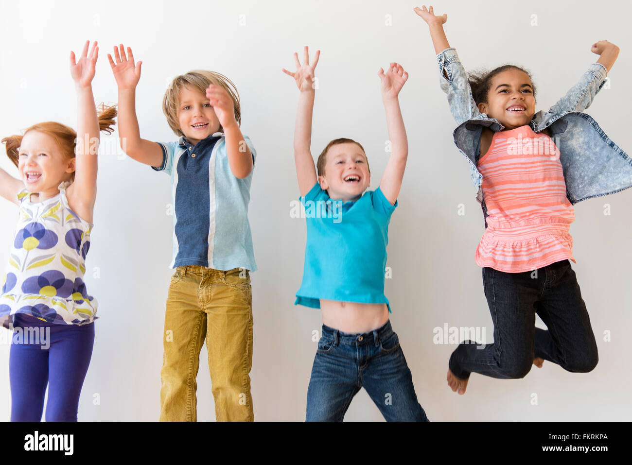 Kinder springen vor Freude Stockfoto