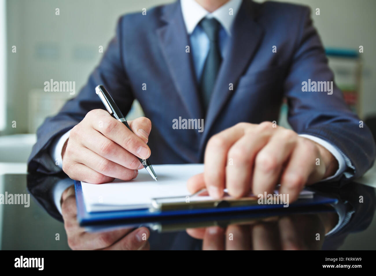 Nahaufnahme der männlichen Hand Signieren eines Dokuments Stockfoto