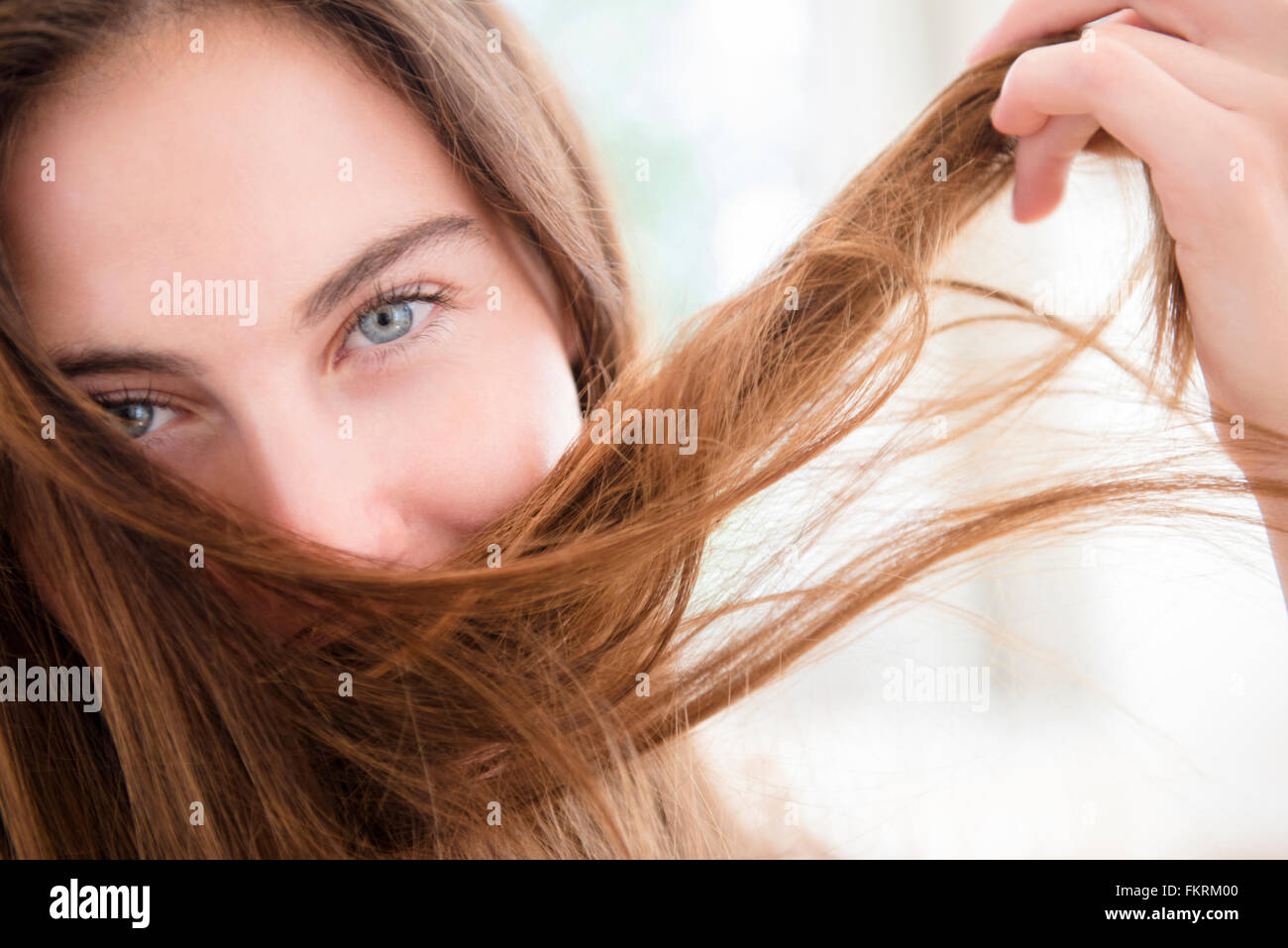 Indianische Frau spielt mit Haaren Stockfoto