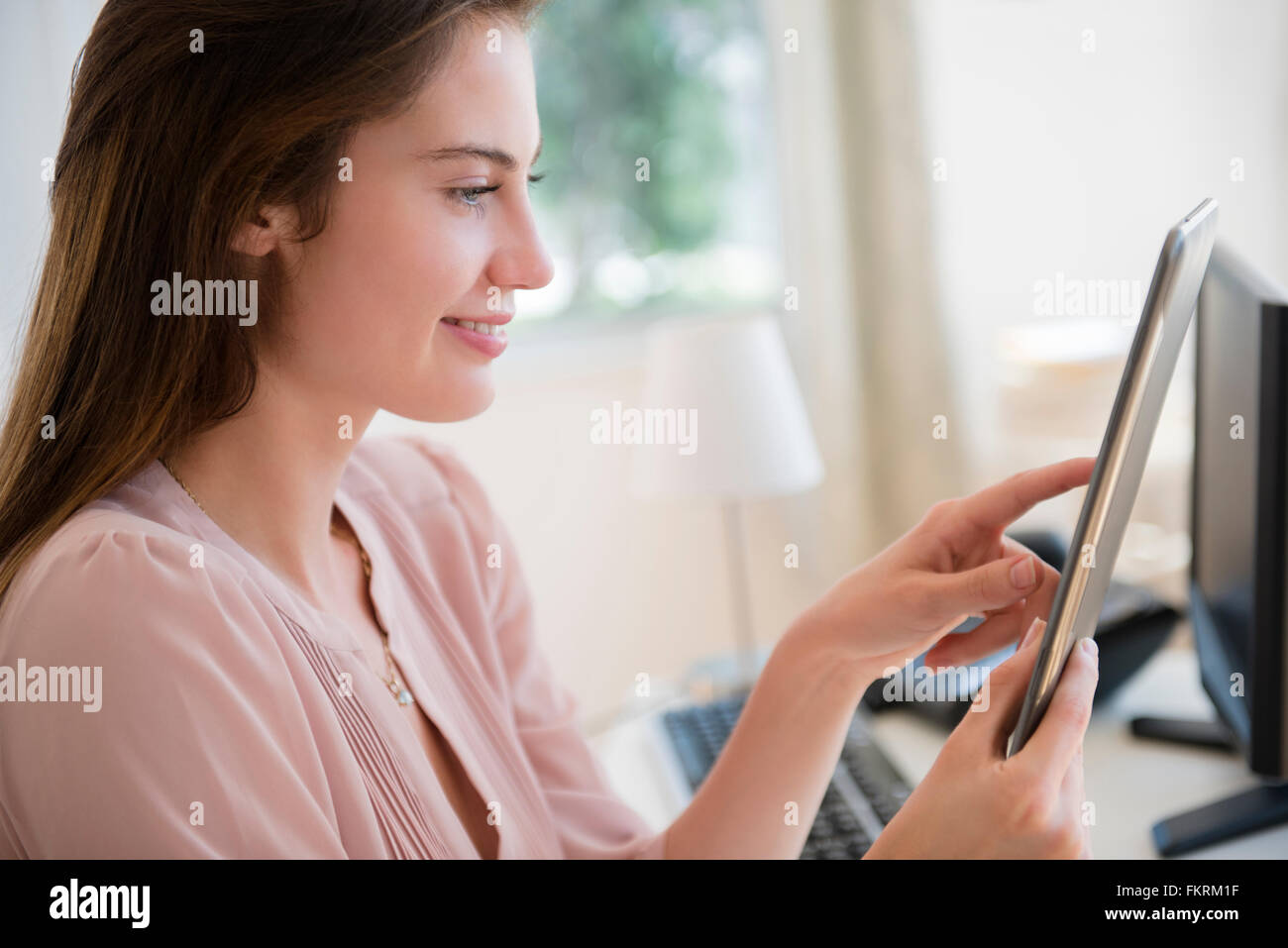 Gebürtige amerikanische Geschäftsfrau mit digital-Tablette Stockfoto