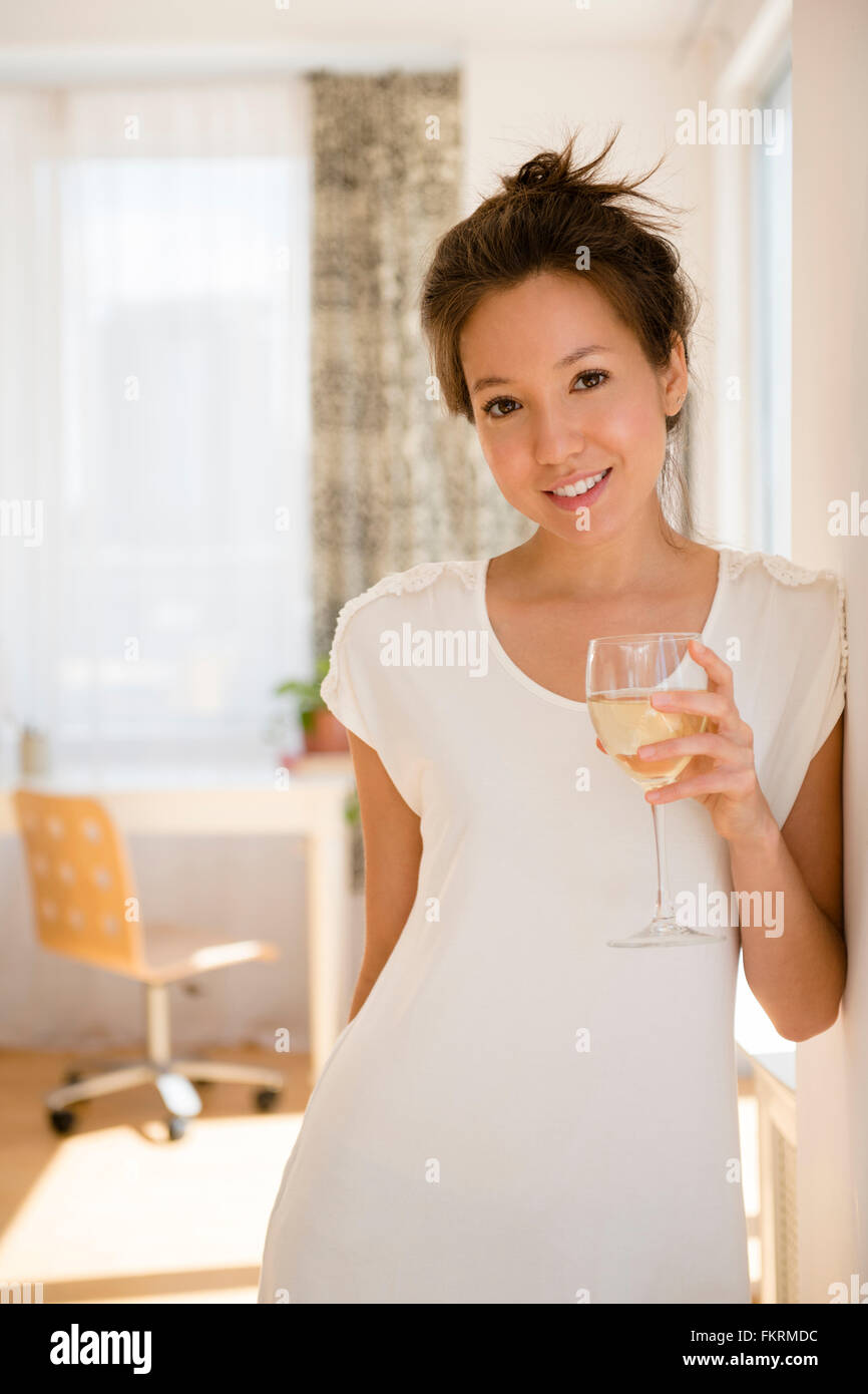 Gemischte Rassen Frau trinkt Wein Stockfoto