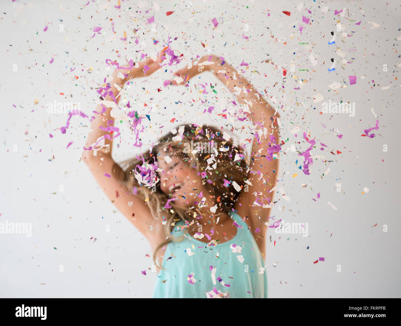 Gemischte Rassen Frau spielt im Konfetti Stockfoto