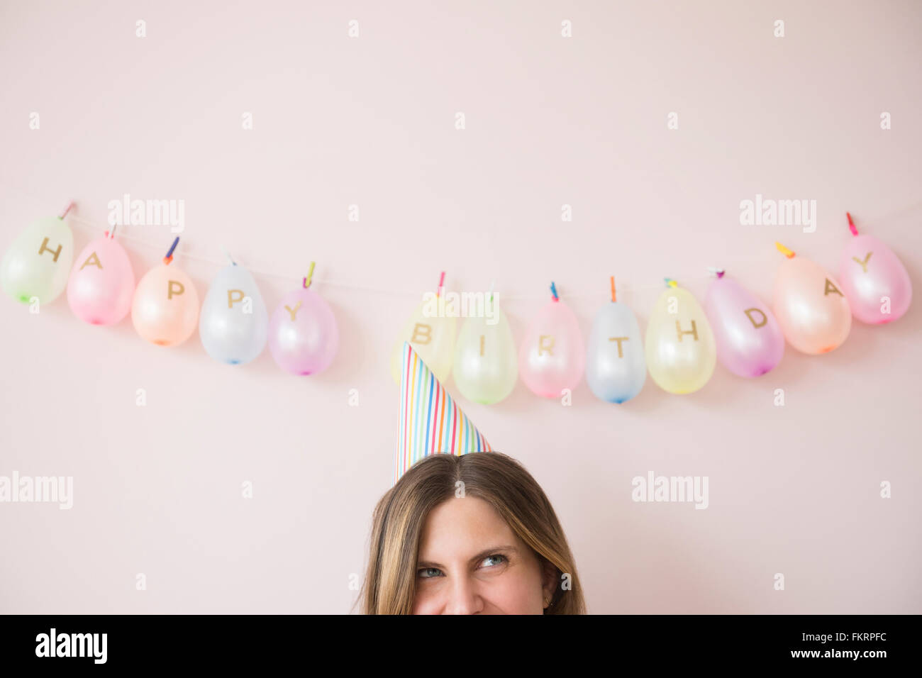 Kaukasische Frau Hut Party am Geburtstag Stockfoto