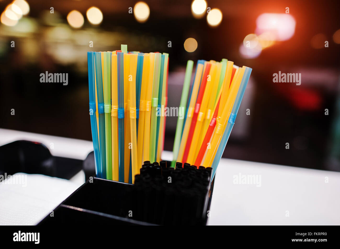 Farbe an der Bar Trinkhalme Stockfoto