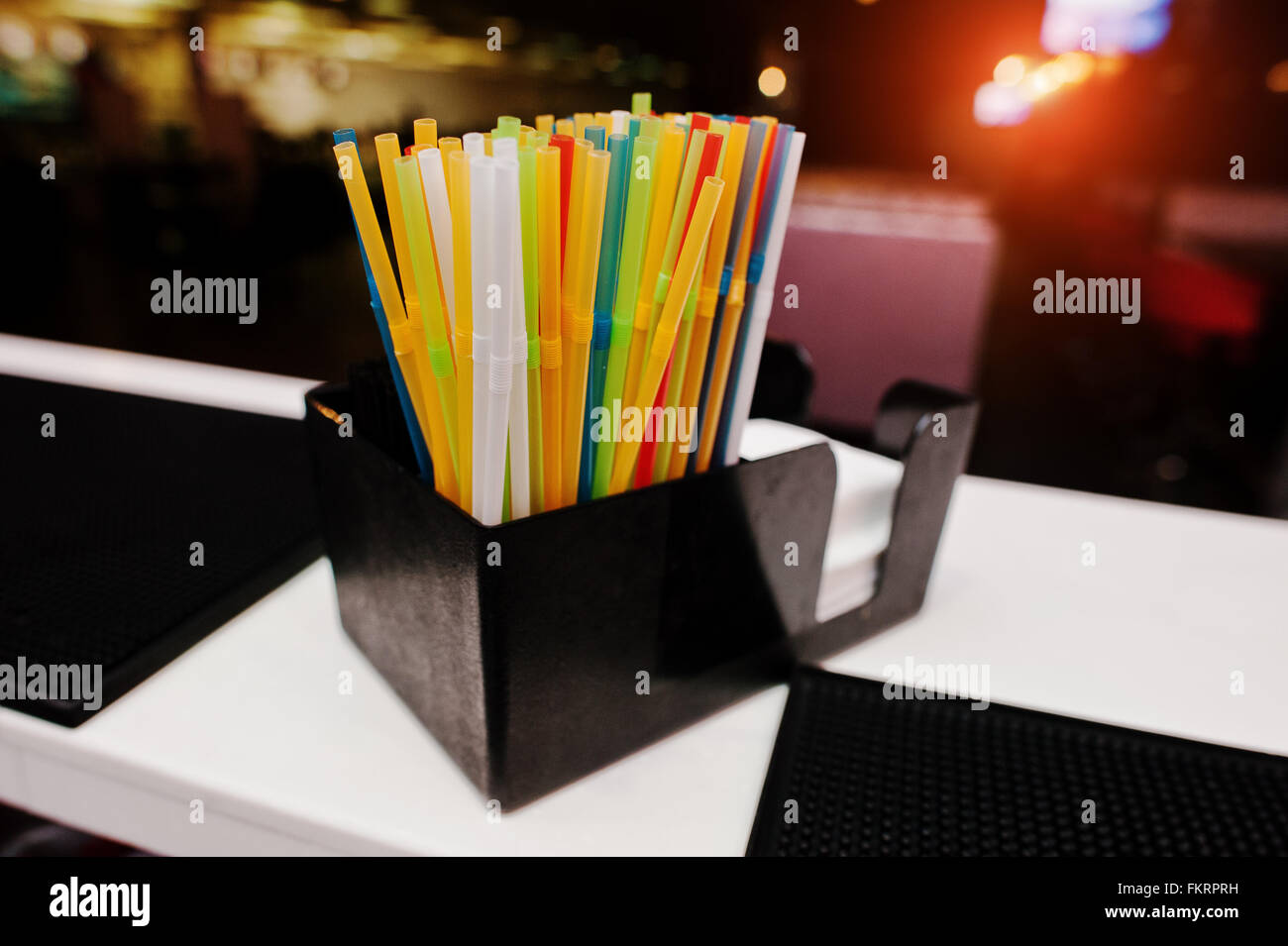 Farbe an der Bar Trinkhalme Stockfoto