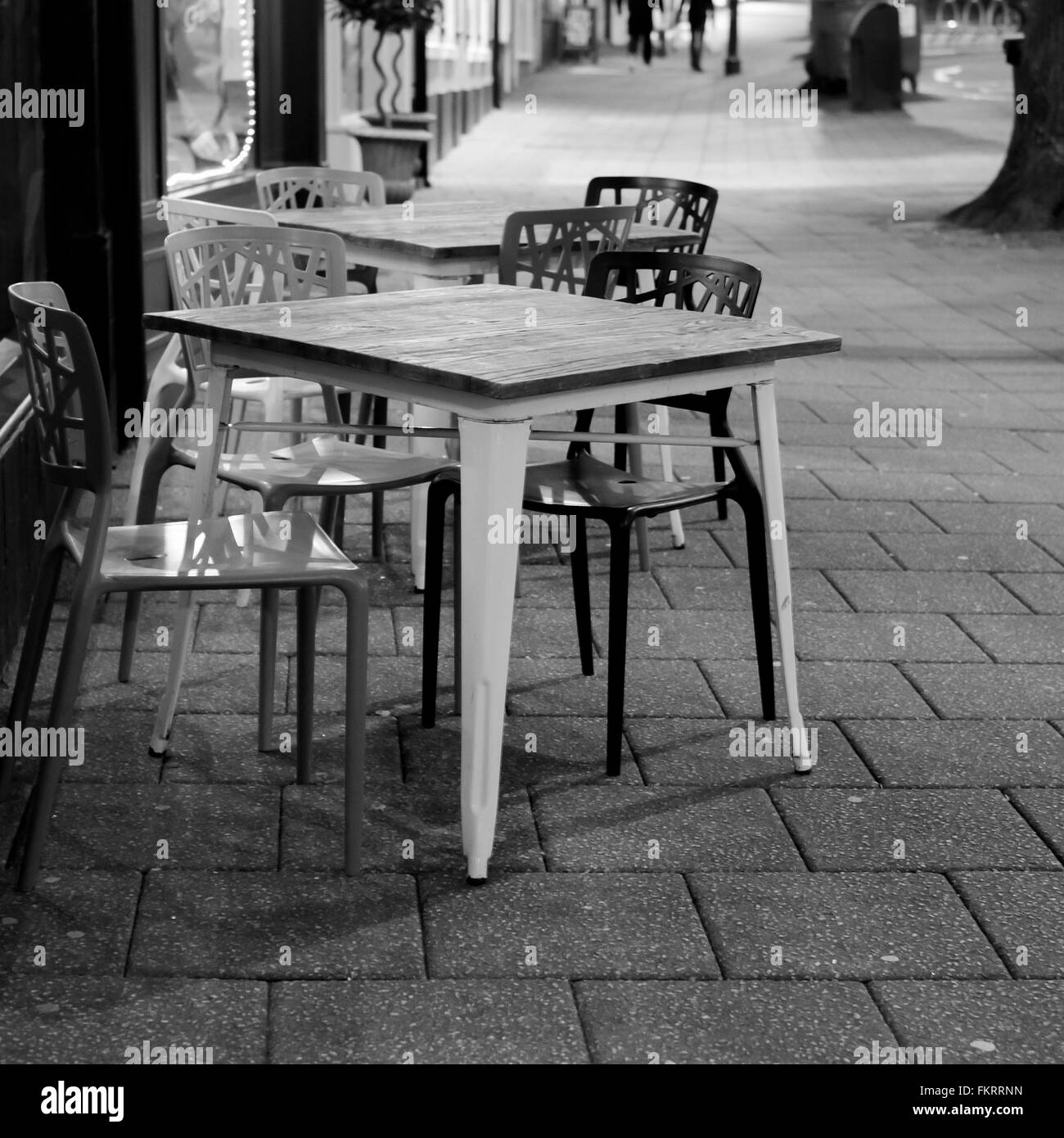 Bürgersteig Tische und Stühle vor einem Café in Falmouth, Cornwall Stockfoto