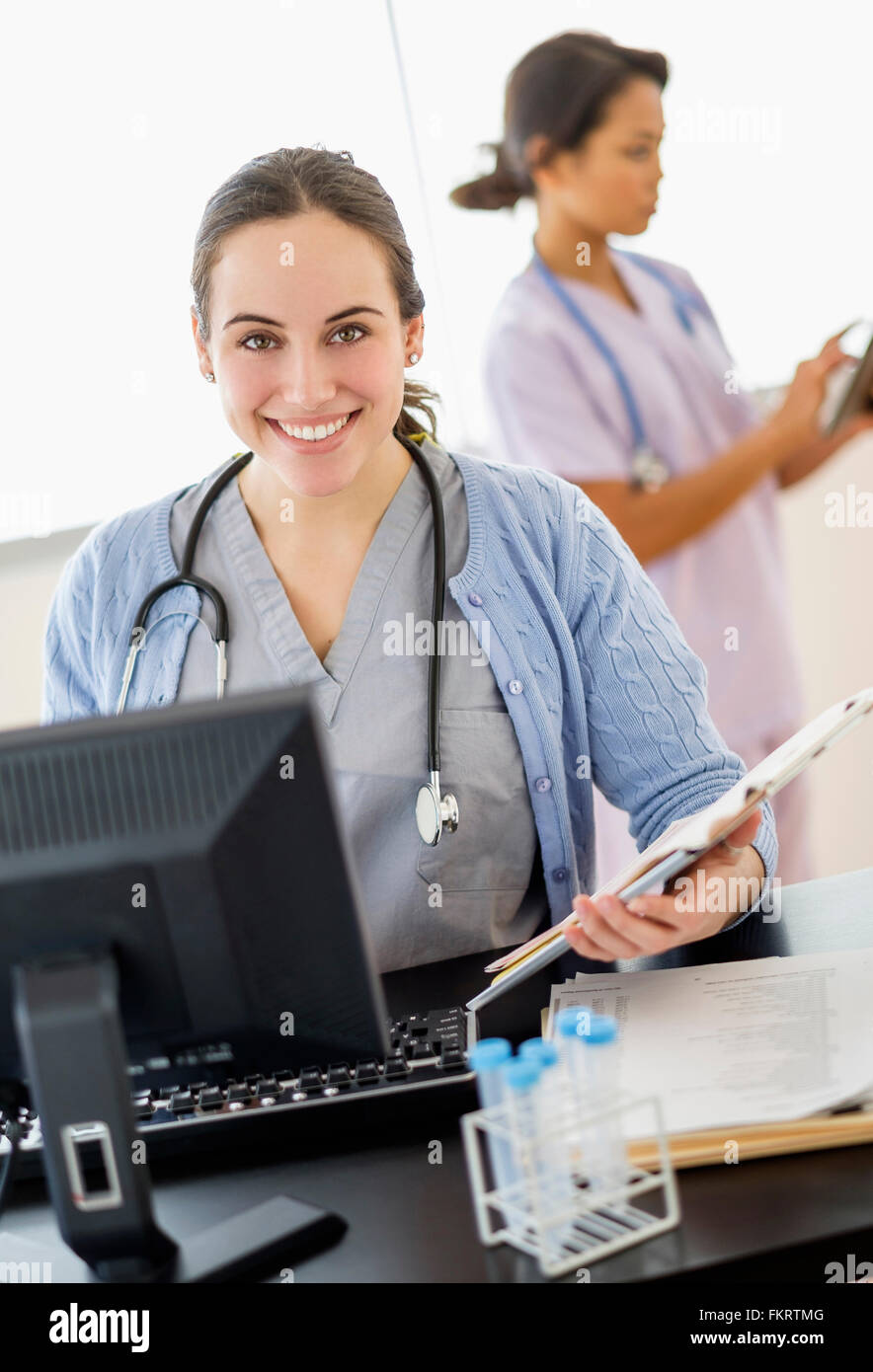 Krankenschwester mit medizinischen Diagramm im Krankenhaus Stockfoto