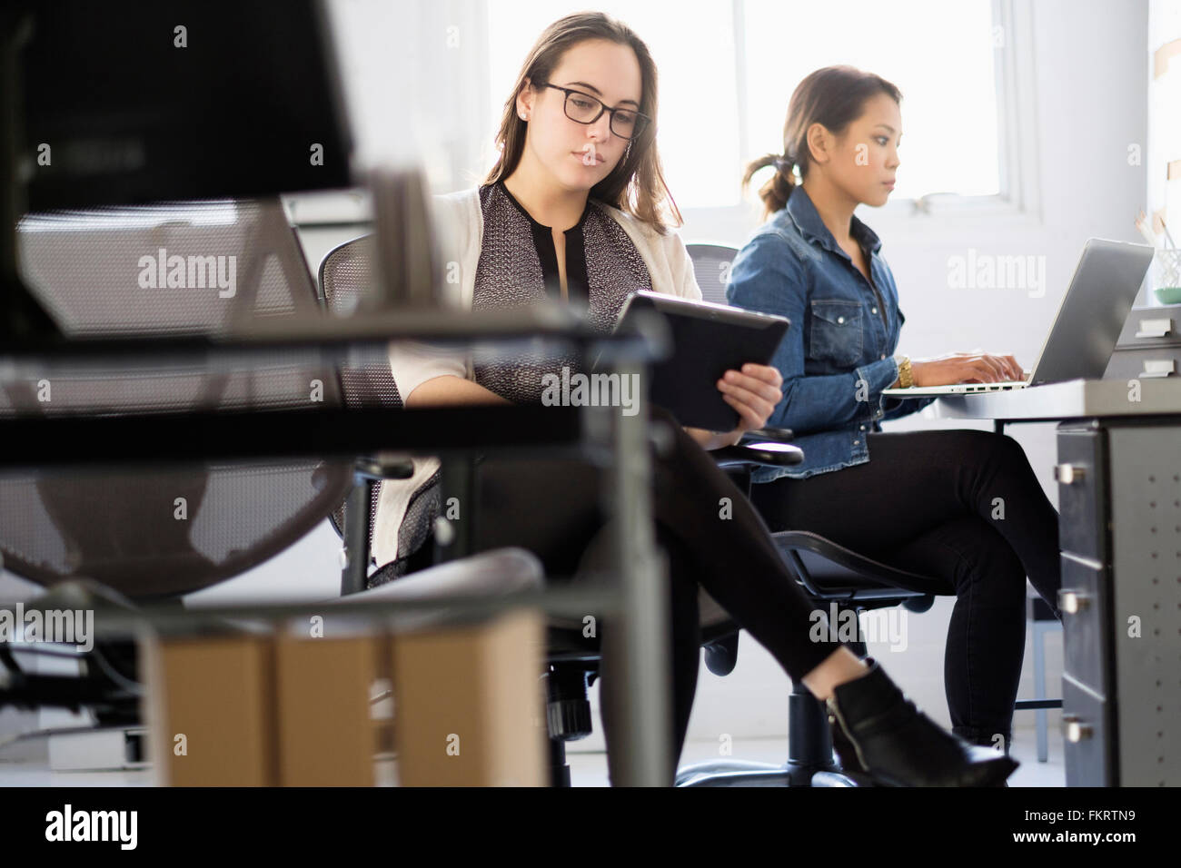 Geschäftsfrau mit digitalen Tablette im Büro Stockfoto