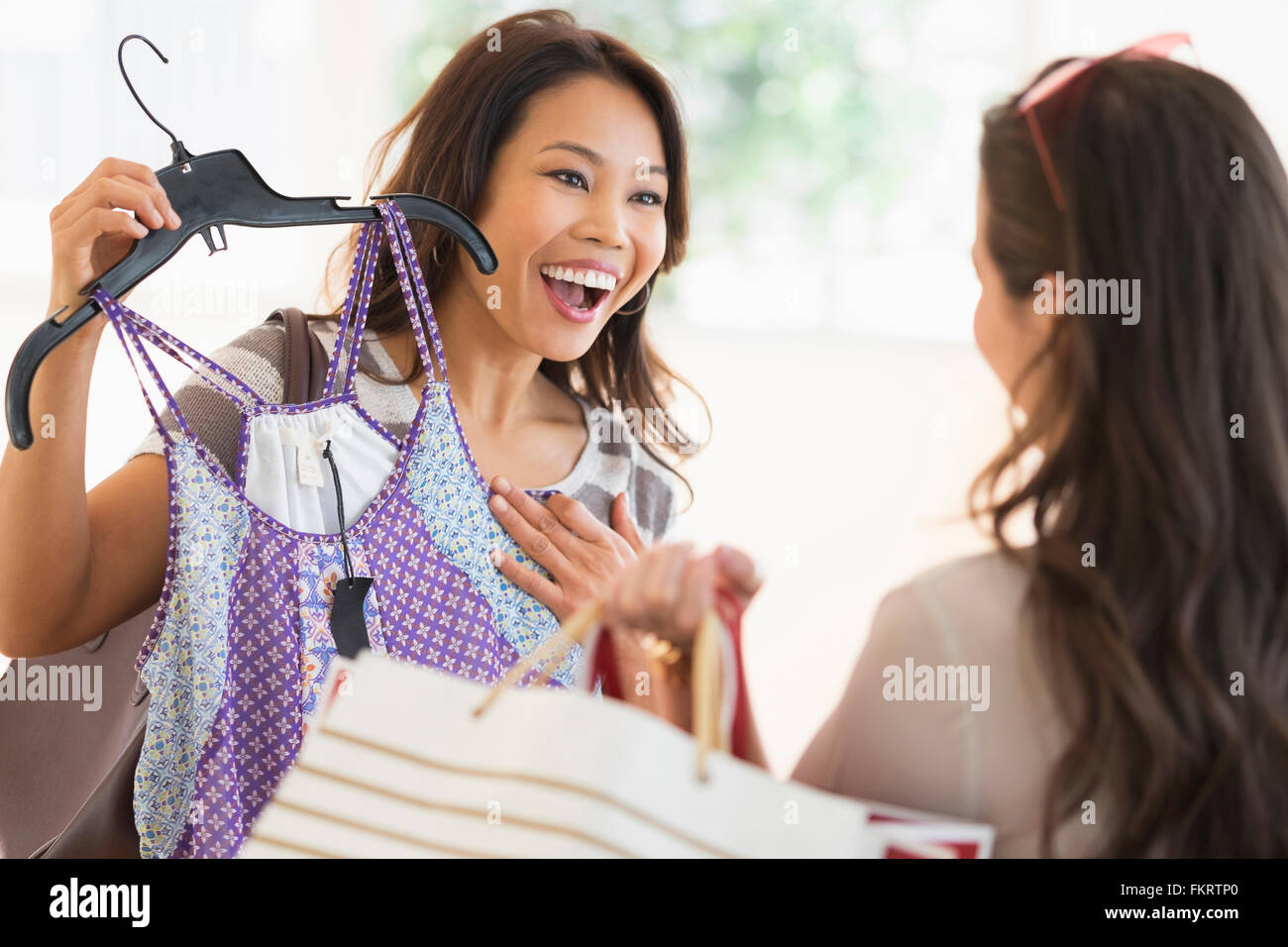 Frauen im Store einkaufen Stockfoto