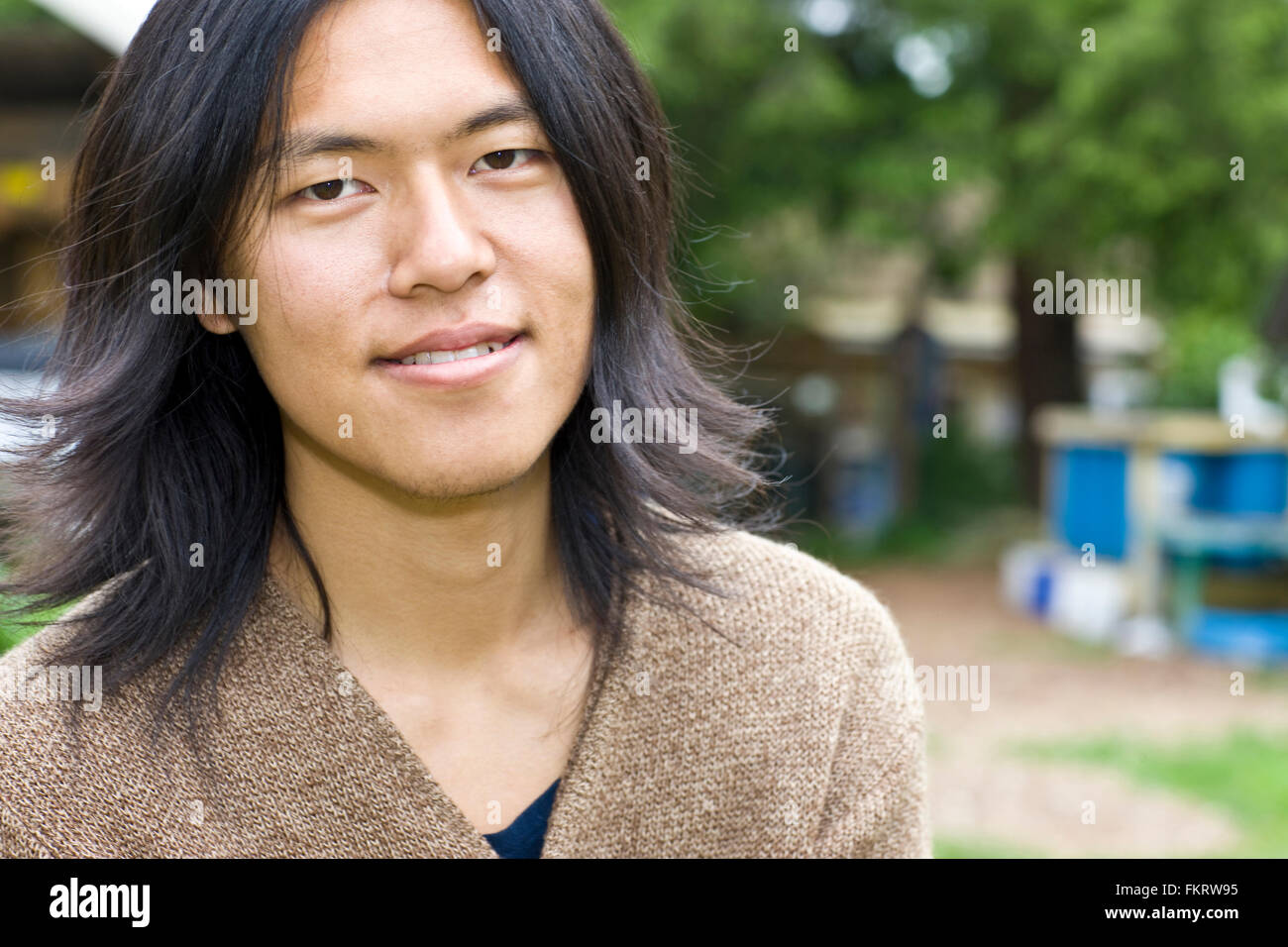 Japanischen Mann lächelnd im freien Stockfoto