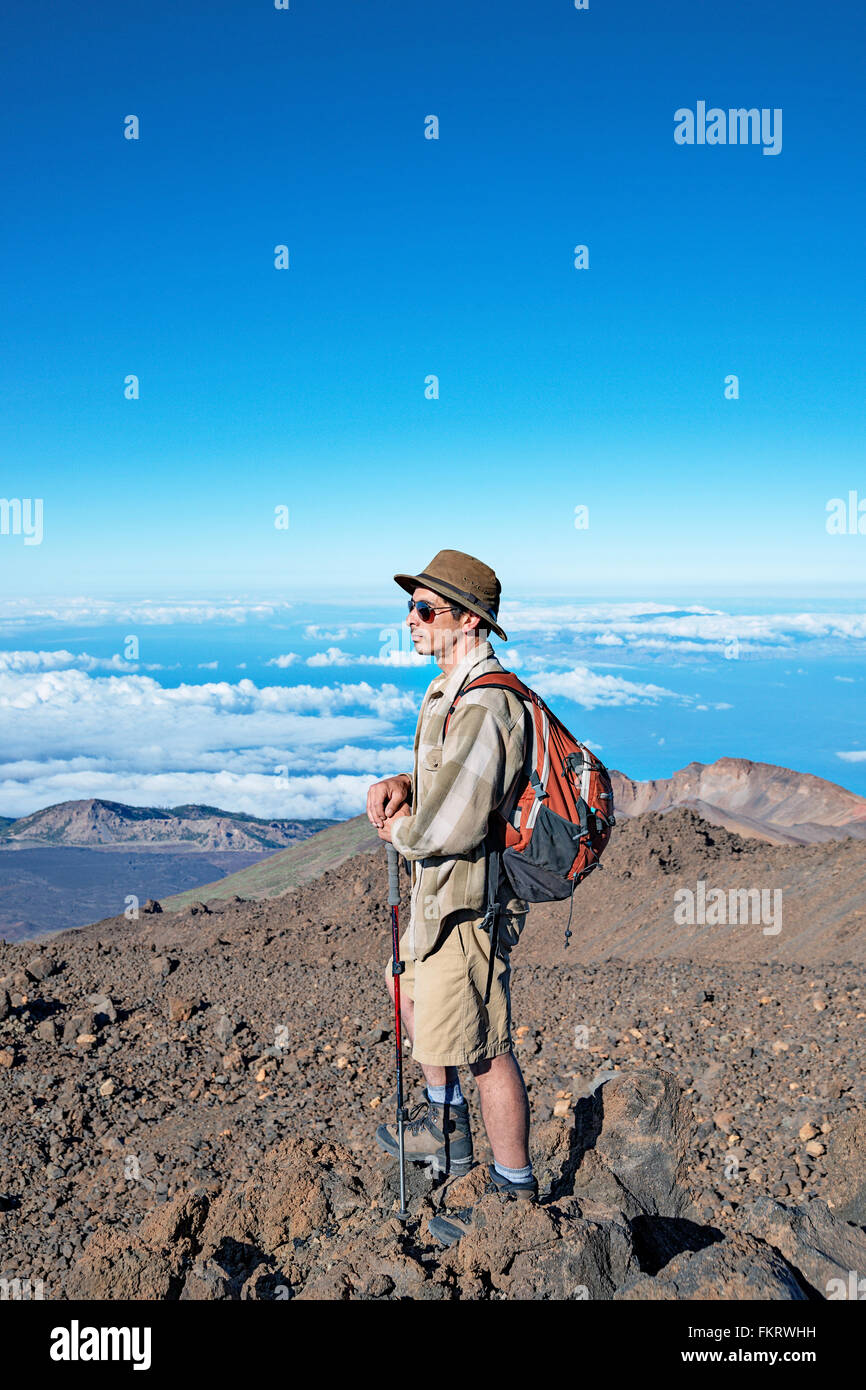 Wanderer in der Nähe der Spitze des Vulkans Teide (3718 Meter über dem Meeresspiegel). Krater auf dem Hintergrund heißt Pico Viejo. Stockfoto