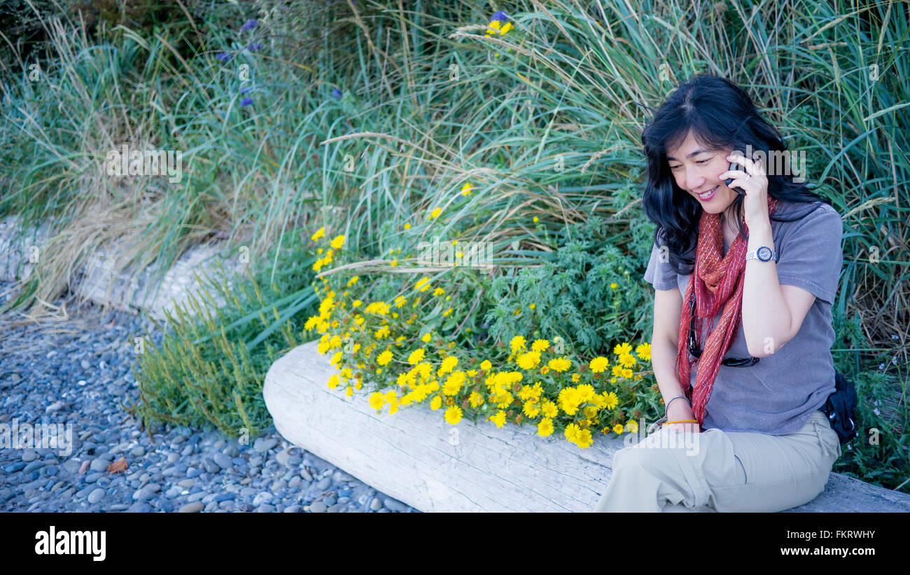 Japanische Frau am Handy im freien Stockfoto