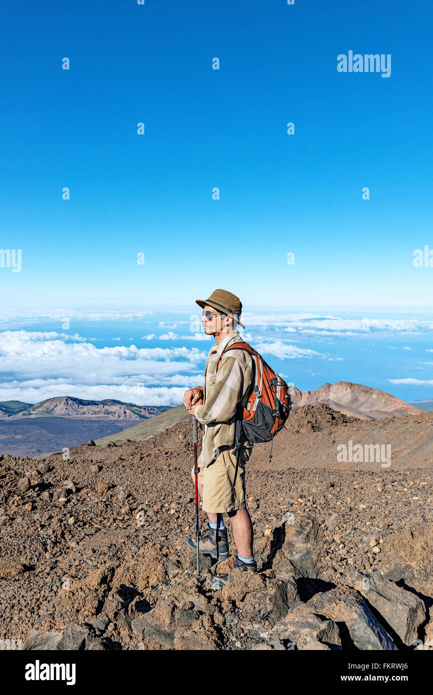 Wanderer in der Nähe der Spitze des Vulkans Teide (3718 Meter über dem Meeresspiegel). Krater auf dem Hintergrund heißt Pico Viejo. Stockfoto