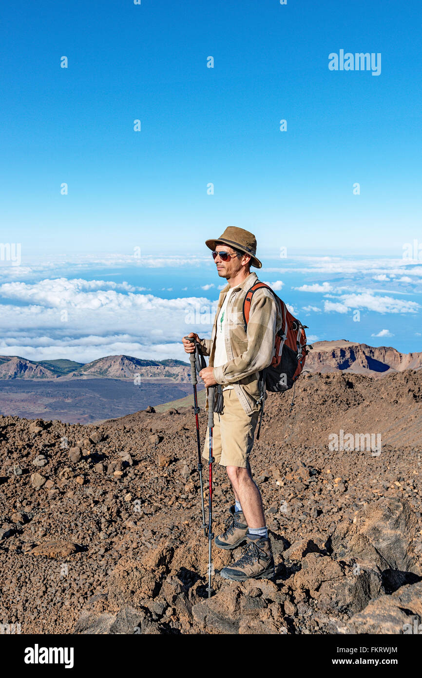 Wanderer in der Nähe der Spitze des Vulkans Teide (3718 Meter über dem Meeresspiegel). Krater auf dem Hintergrund heißt Pico Viejo. Stockfoto