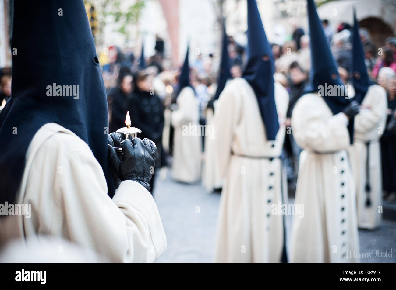 In Spanien, der Karwoche gefeiert mit Emotion. Die Straßen sind mit dem Schlagen der Trommeln, Blumen und religiöse Skulptur Stockfoto