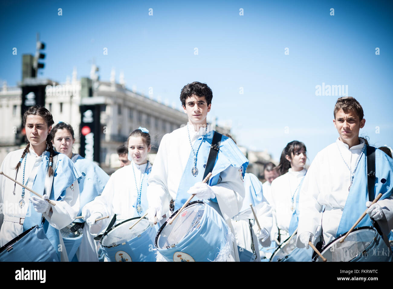 In Spanien, der Karwoche gefeiert mit Emotion. Die Straßen sind mit dem Schlagen der Trommeln, Blumen und religiöse Skulptur Stockfoto