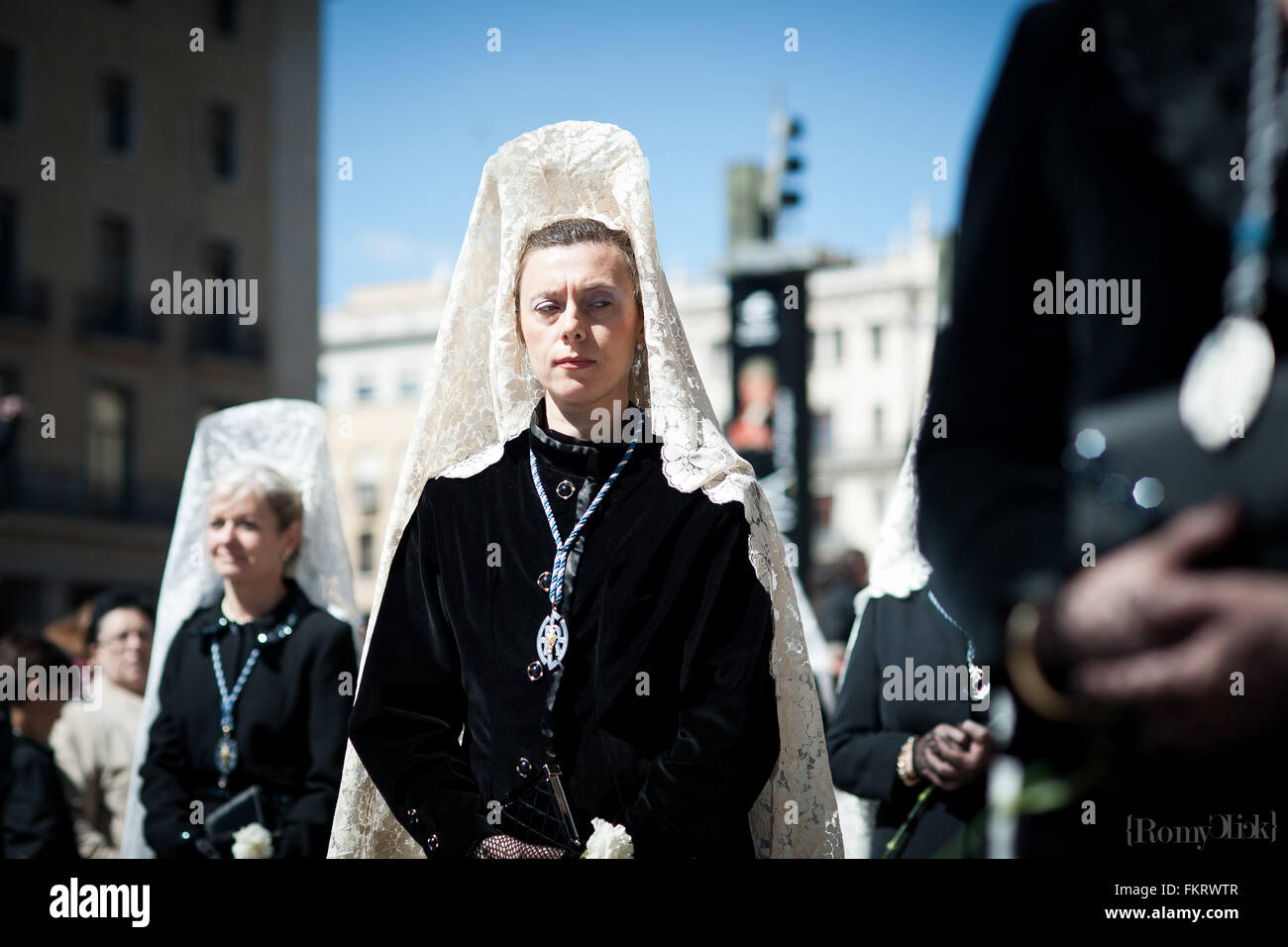 In Spanien, der Karwoche gefeiert mit Emotion. Die Straßen sind mit dem Schlagen der Trommeln, Blumen und religiöse Skulptur Stockfoto