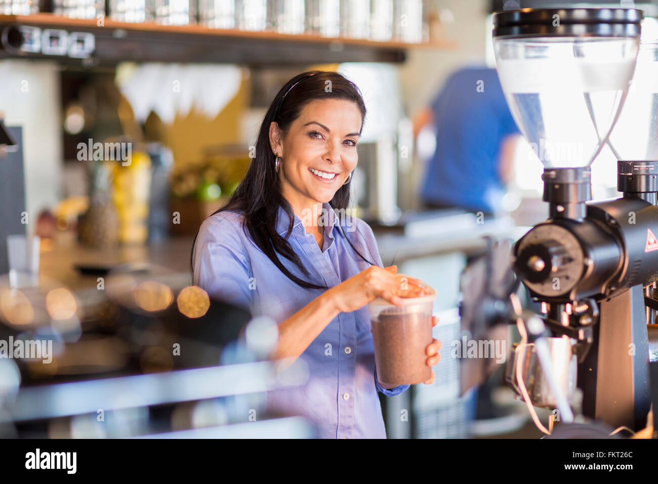 Hispanische Barista Kaffee im café Stockfoto