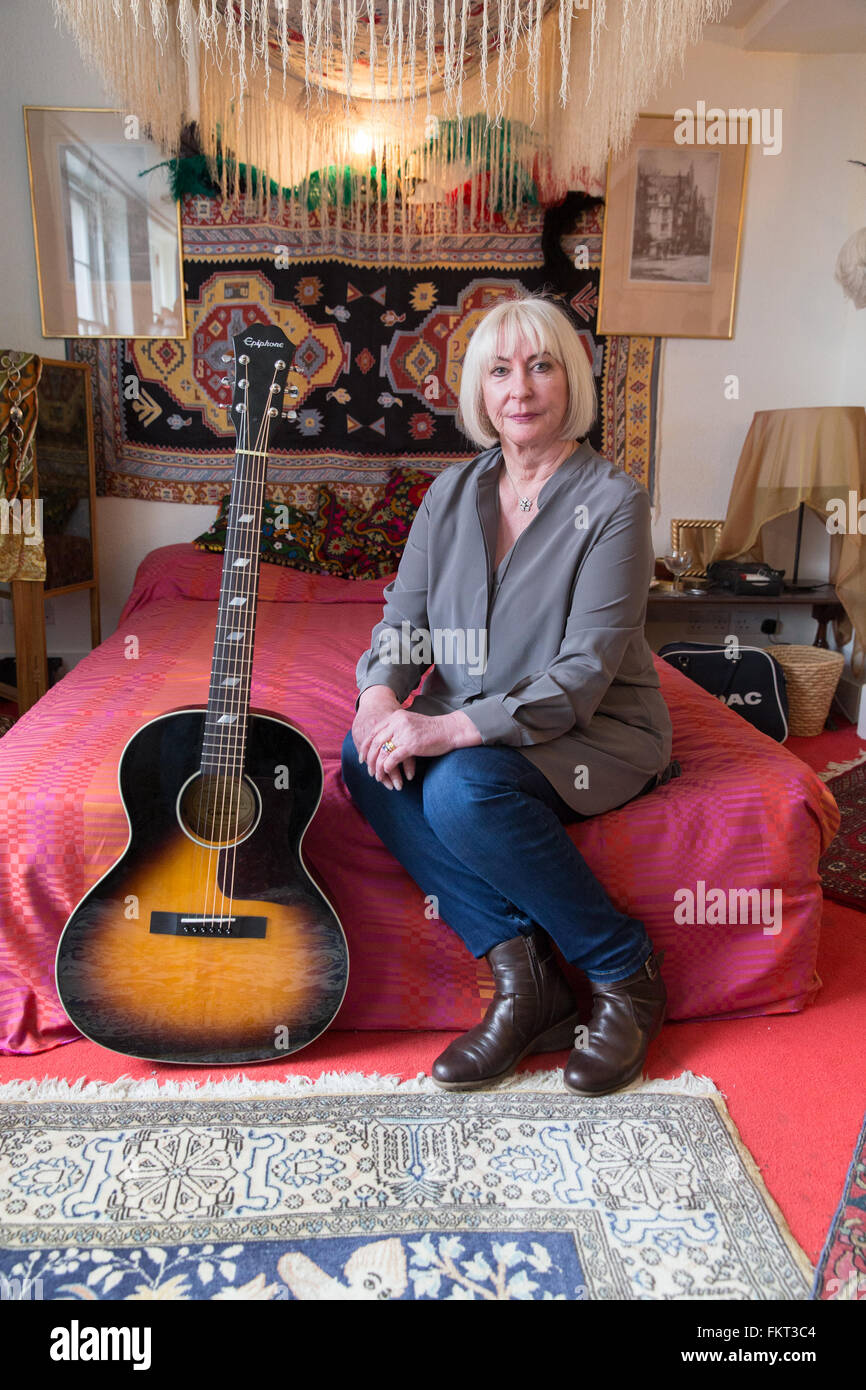 Kathy Etchingham, Freundin von Jimi Hendrix, die in der Wohnung mit ihm lebten in 1968 / 69, posiert auf dem Bett in der neu erstellten Raum Ausstellung Featuring: Kathy Etchingham Where: London, Vereinigtes Königreich bei: 8. Februar 2016 Stockfoto