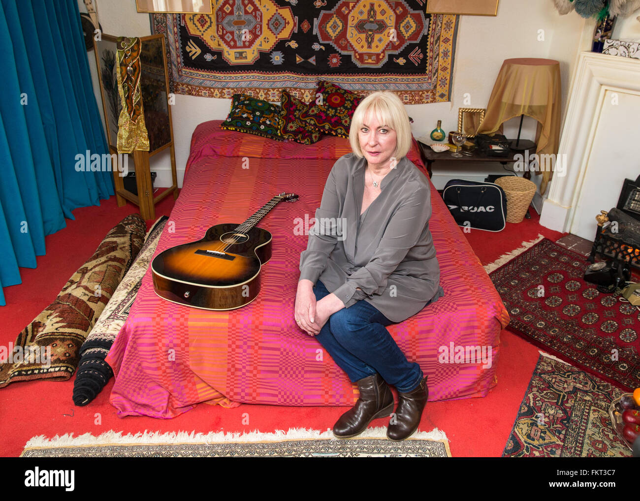 Kathy Etchingham, Freundin von Jimi Hendrix, die in der Wohnung mit ihm lebten in 1968 / 69, posiert auf dem Bett in der neu erstellten Raum Ausstellung Featuring: Kathy Etchingham Where: London, Vereinigtes Königreich bei: 8. Februar 2016 Stockfoto