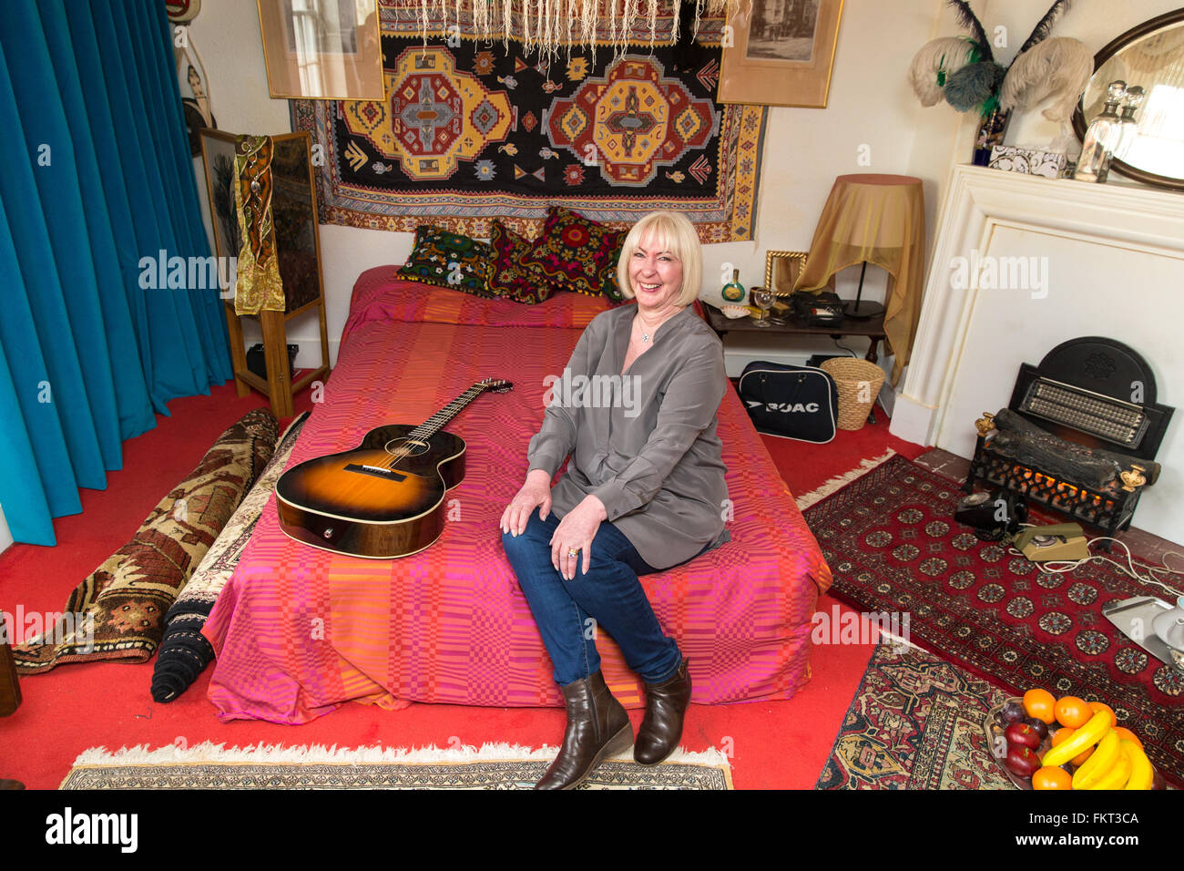 Kathy Etchingham, Freundin von Jimi Hendrix, die in der Wohnung mit ihm lebten in 1968 / 69, posiert auf dem Bett in der neu erstellten Raum Ausstellung Featuring: Kathy Etchingham Where: London, Vereinigtes Königreich bei: 8. Februar 2016 Stockfoto
