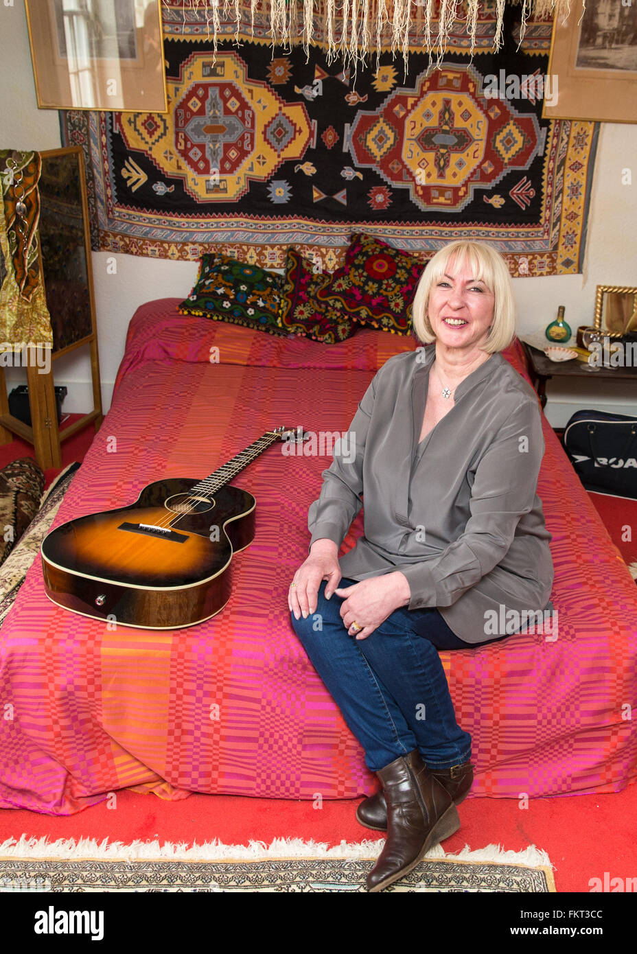 Kathy Etchingham, Freundin von Jimi Hendrix, die in der Wohnung mit ihm lebten in 1968 / 69, posiert auf dem Bett in der neu erstellten Raum Ausstellung Featuring: Kathy Etchingham Where: London, Vereinigtes Königreich bei: 8. Februar 2016 Stockfoto