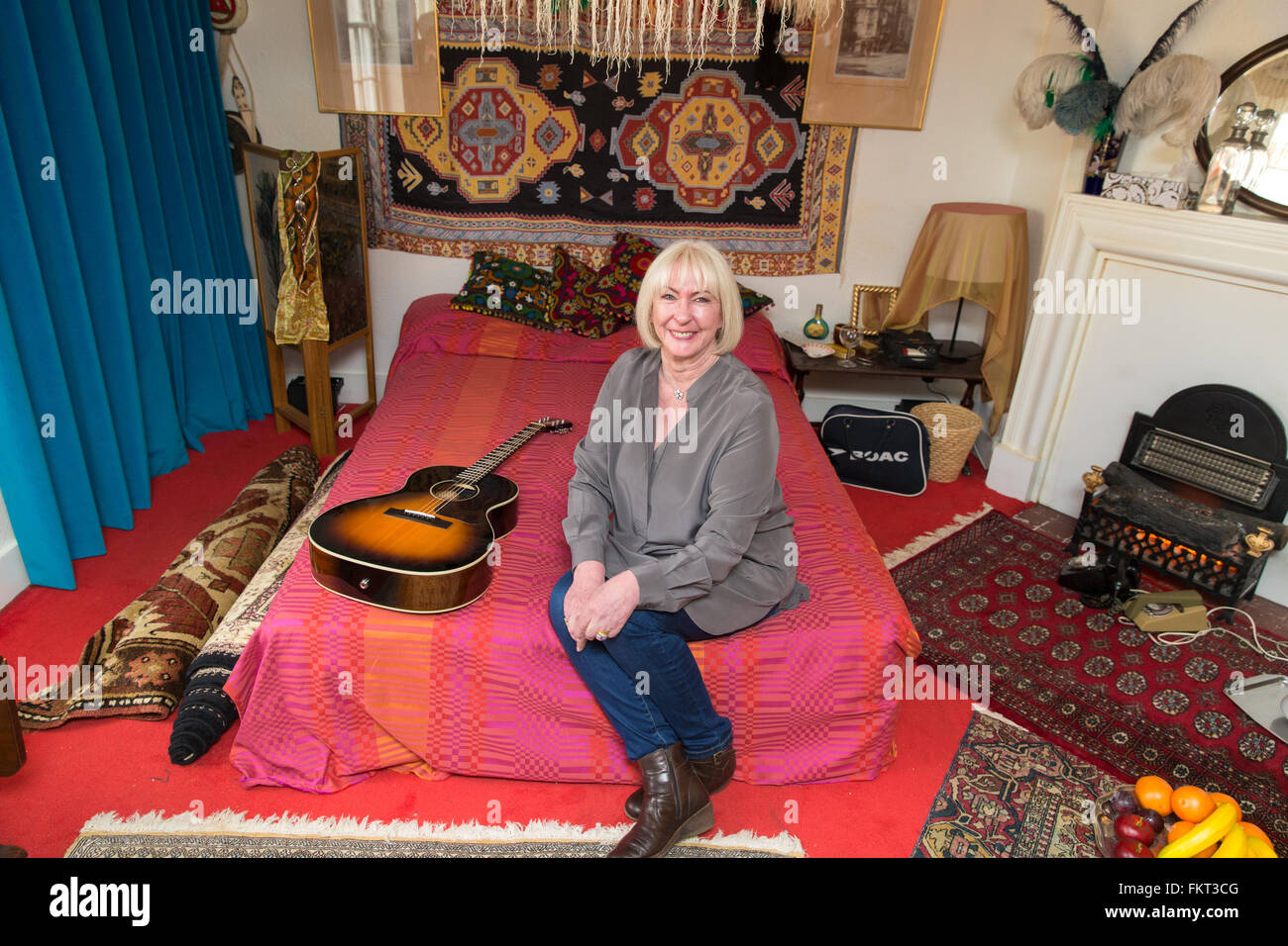 Kathy Etchingham, Freundin von Jimi Hendrix, die in der Wohnung mit ihm lebten in 1968 / 69, posiert auf dem Bett in der neu erstellten Raum Ausstellung Featuring: Kathy Etchingham Where: London, Vereinigtes Königreich bei: 8. Februar 2016 Stockfoto