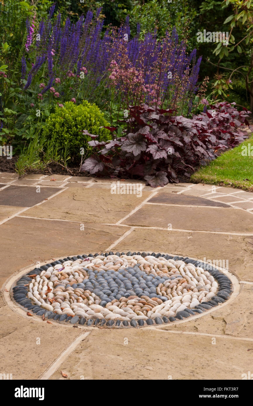 Mosaik-Kunst, Stein Pflasterung & Blütenpflanzen - traditionelle, gestaltete, gepflegten Garten, Burley in Wharfedale, West Yorkshire, England, im Sommer. Stockfoto